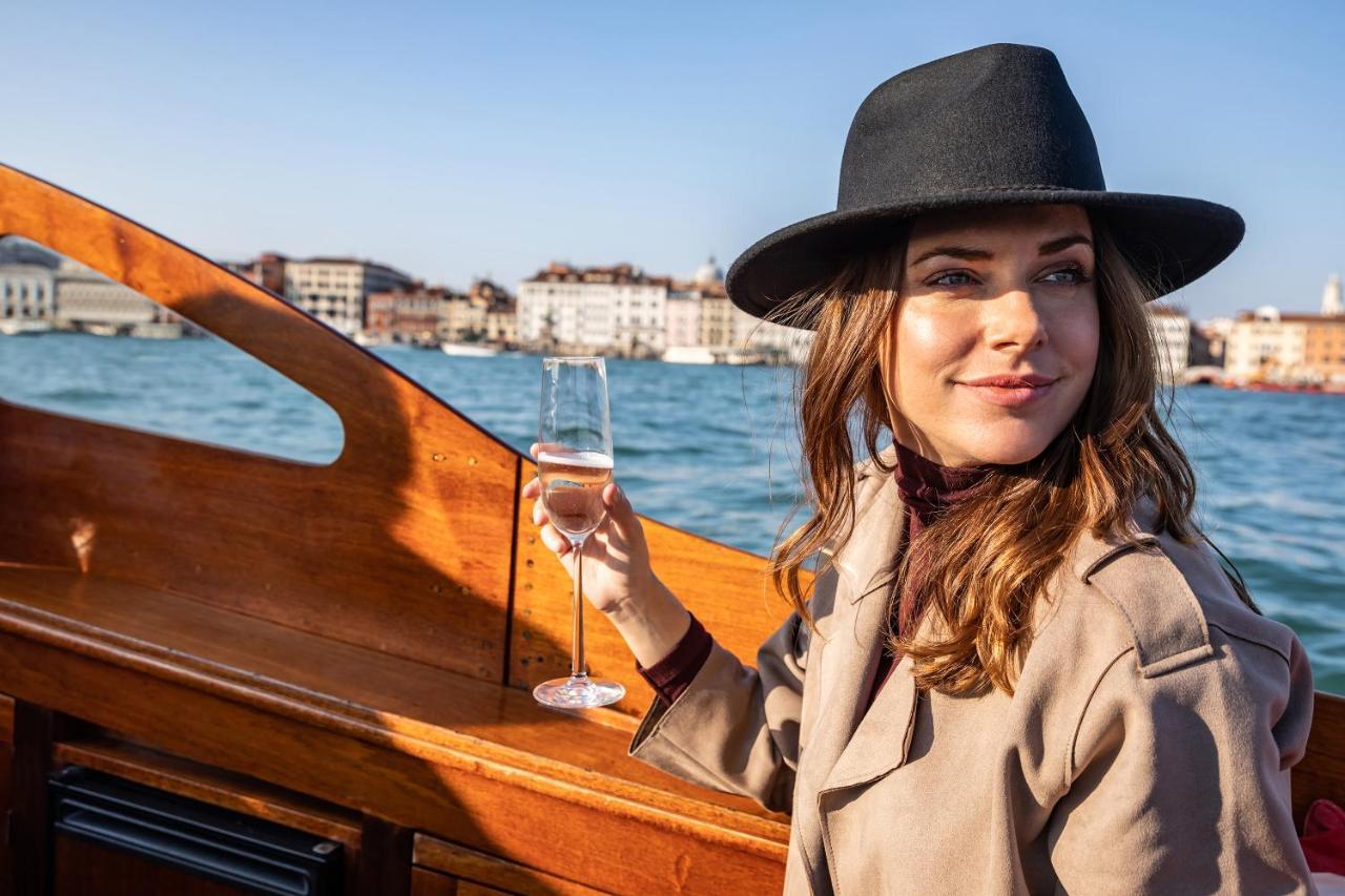 Baglioni Hotel Luna - The Leading Hotels Of The World Veneţia Exterior foto A woman wearing a hat